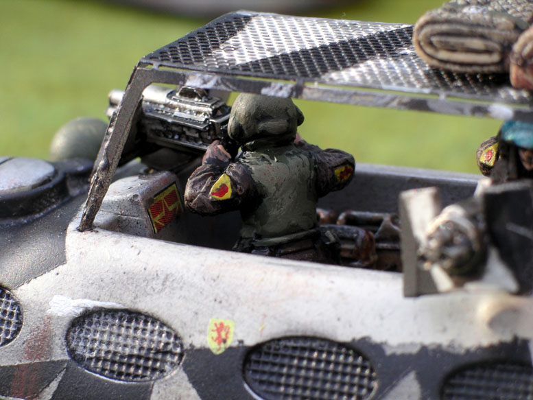 dazzle_combat_car_front_gunner
